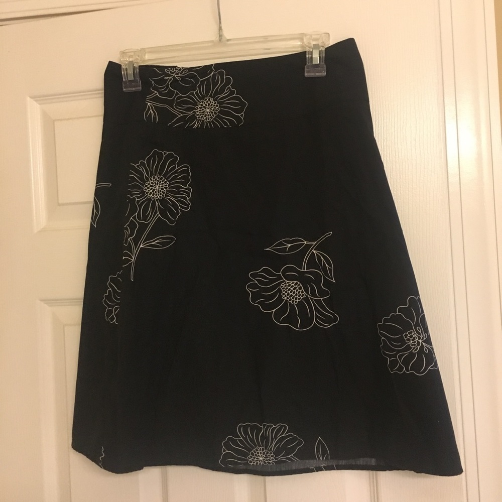 A line black and white flower skirt